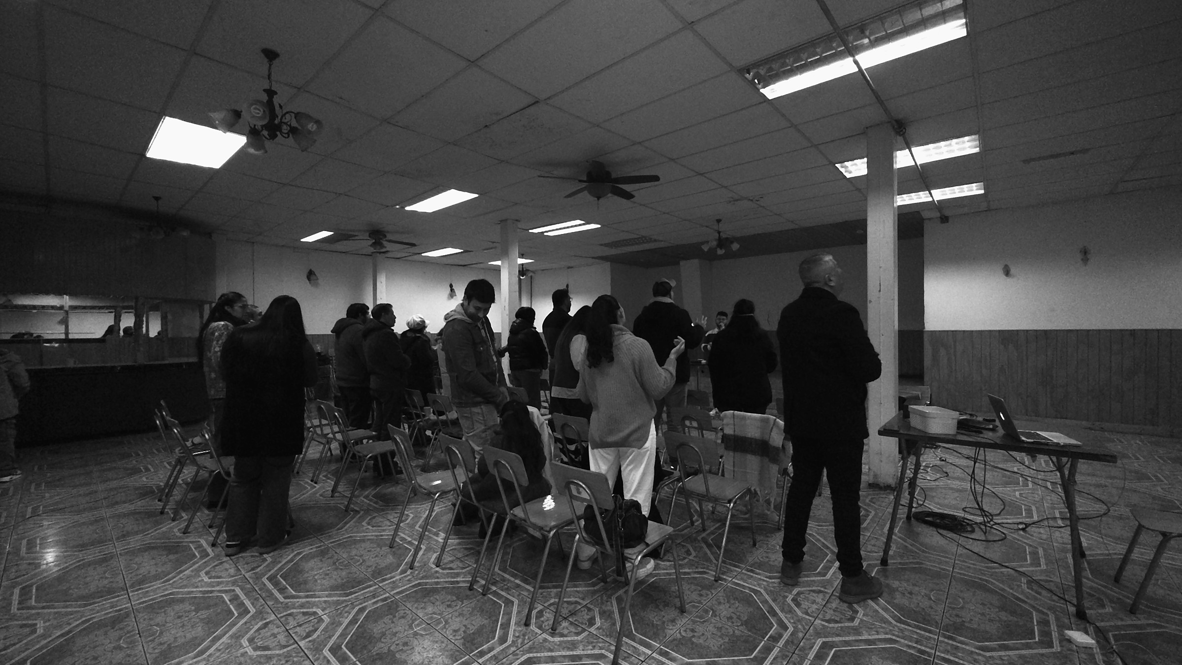 La iglesia reunida en adoración en la Cámara de Comercio de Tomé